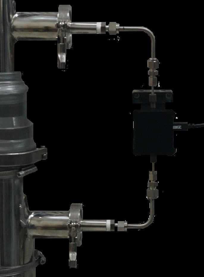 Module de mesure moyen infrarouge monté sur une dérivation piquée sur une colonne, entre deux prises tri-clamp