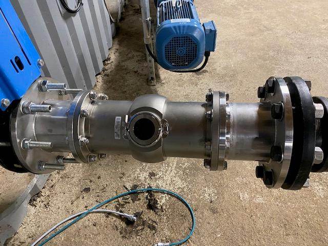 Pièce à brides en acier inoxydable montée sur la boucle de recirculation d'un digesteur, avec fenêtre de mesure